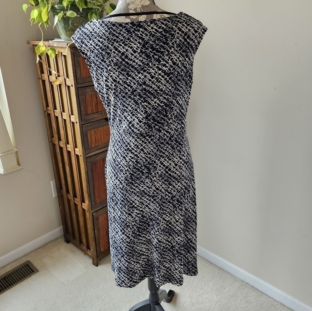 NWT Kenneth Cole side knot easy wear black & white print dress Sz. L - Picture 3 of 8